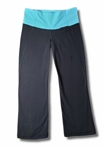𝅺LULULEMON Athletica Black Blue Athletic Capris